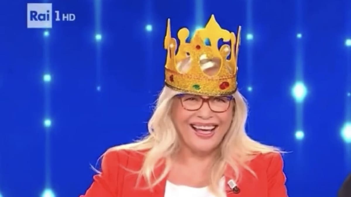 Gaffe Mara Venier, imbarazzo a Domenica In: “Cosa canteresti a Carlo e Diana?”