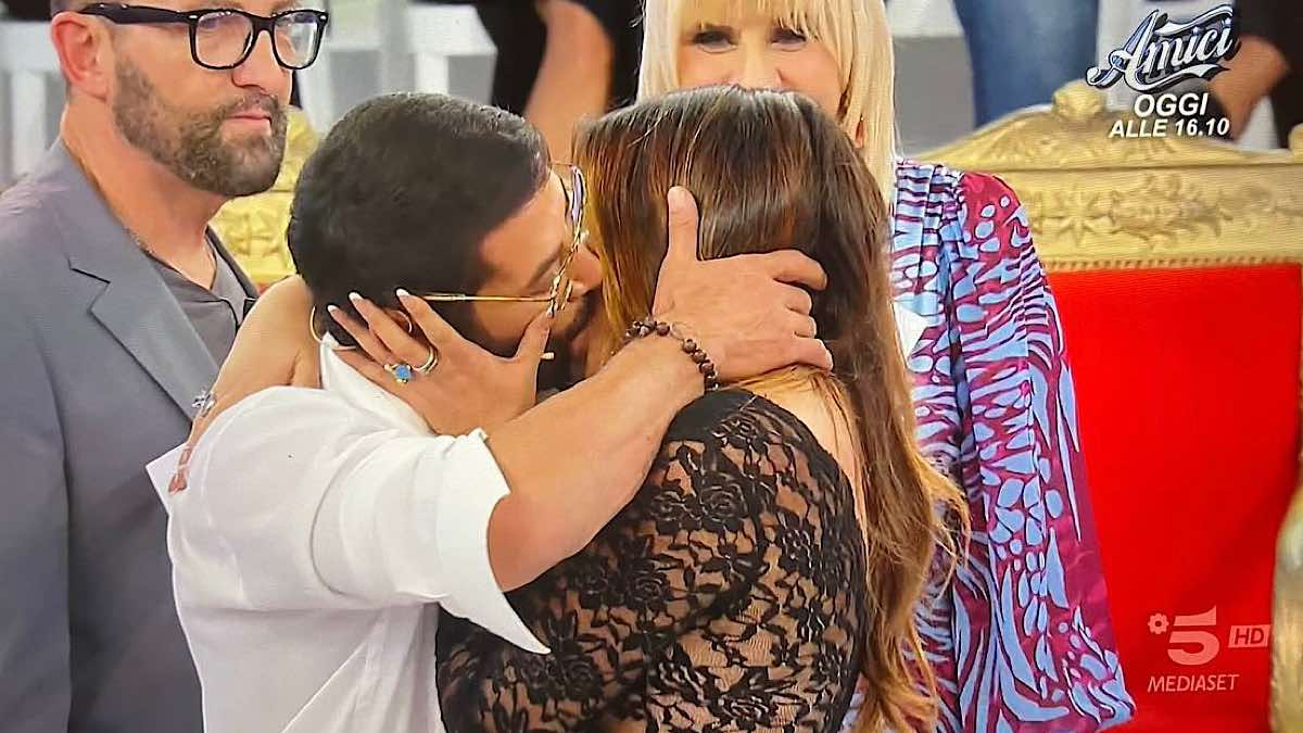 VIDEO Gianni Sperti bacia Roberta Di Padua: a Uomini e Donne tutti senza  fiato