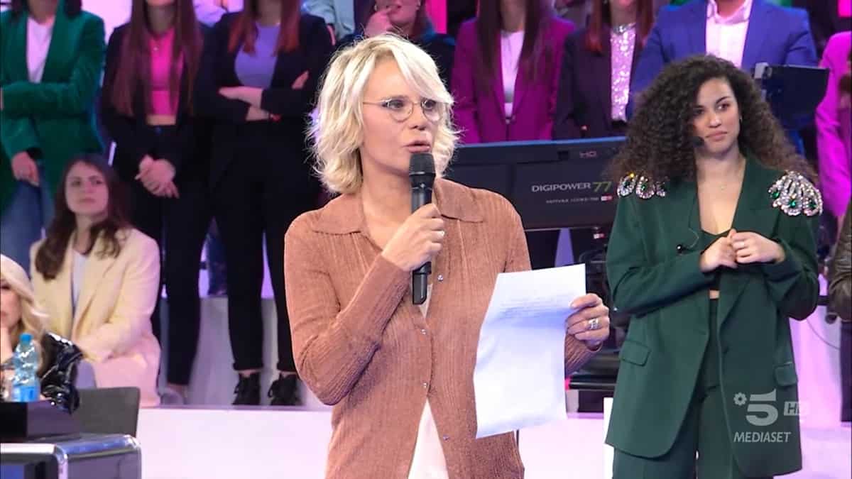 Amici 23, caos Holden e guanto di sfida: Maria De Filippi costretta a intervenire