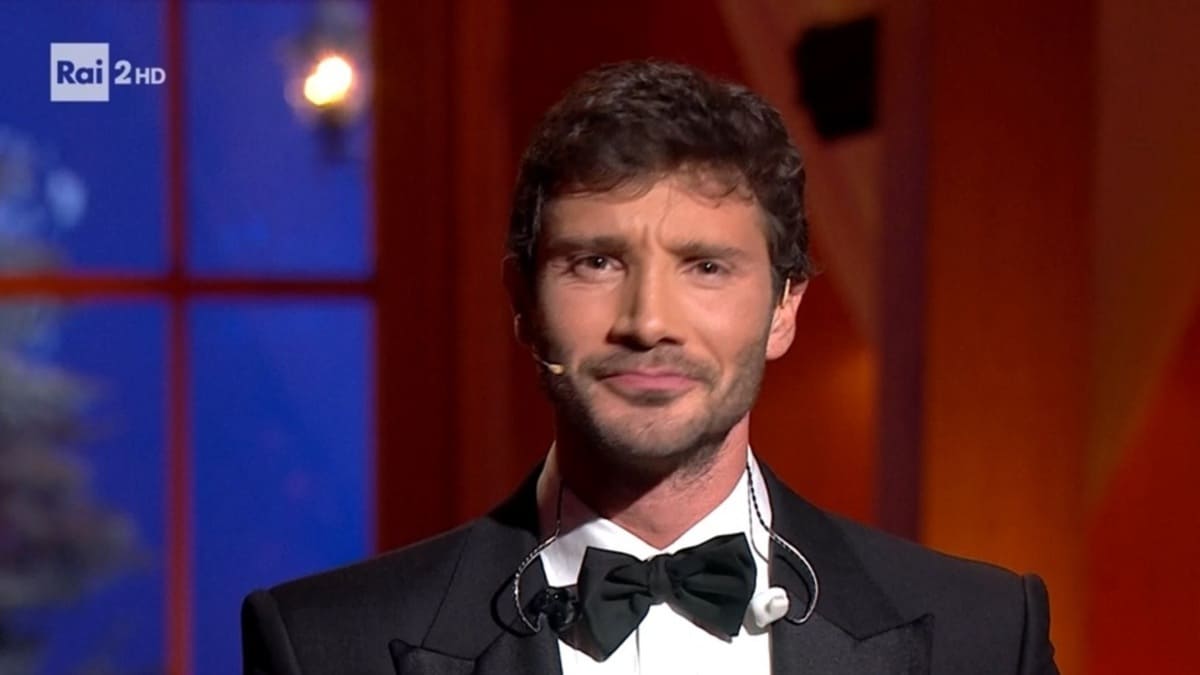 Stefano De Martino Emozionato Prima Di Affari Tuoi: "Maria De Filippi ...