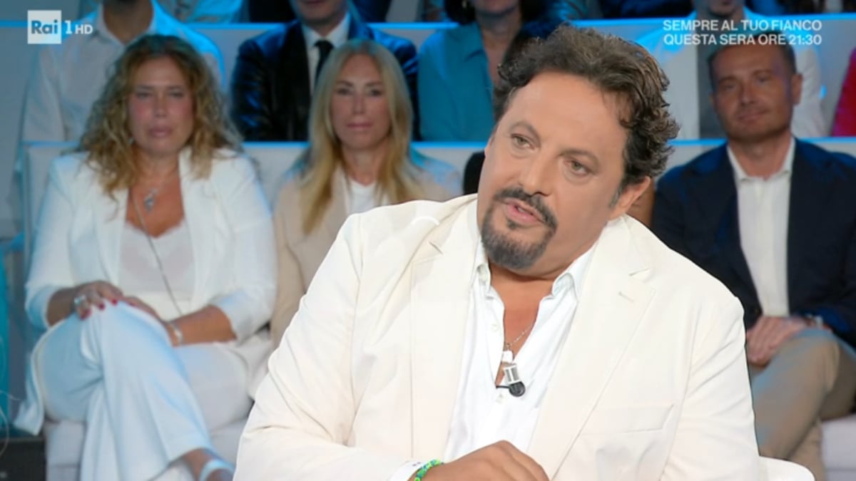Enrico Brignano e la lettera struggente per il padre morto: “Mi raccomando abbi cura di mamma”