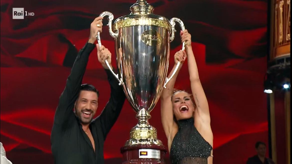 Ballando con le stelle, vince Bianca Guaccero con Giovanni Pernice! Pellegrini seconda