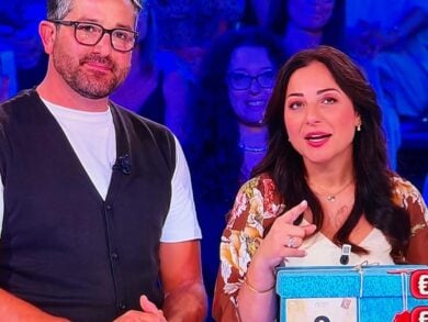 Quanto hanno vinto stasera ad Affari Tuoi? Tatiana della Sicilia perde i rossi e…